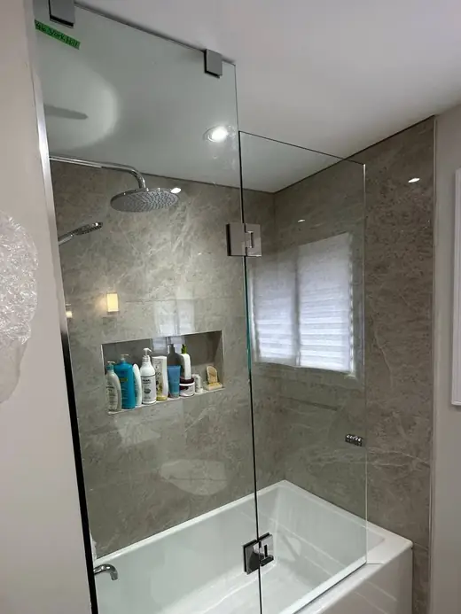 Frameless bath glass panel in a Uxbridge & Scugog bathroom