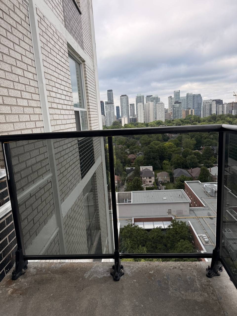 Balcony glass panel replaced after breakage on Davisville Ave in Toronto